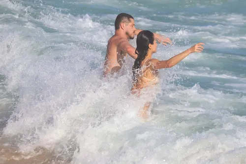 
					José Loreto e Fernanda Marques sobem a temperatura e curtem praia aos beijos
				
				