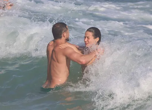 
					José Loreto e Fernanda Marques sobem a temperatura e curtem praia aos beijos
				
				
