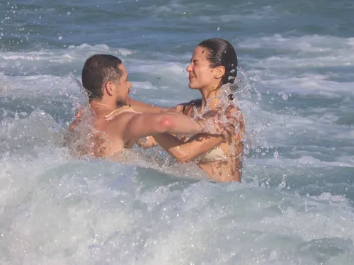 
					José Loreto e Fernanda Marques sobem a temperatura e curtem praia aos beijos
				
				