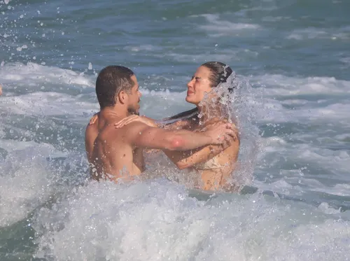 
					José Loreto e Fernanda Marques sobem a temperatura e curtem praia aos beijos
				
				
