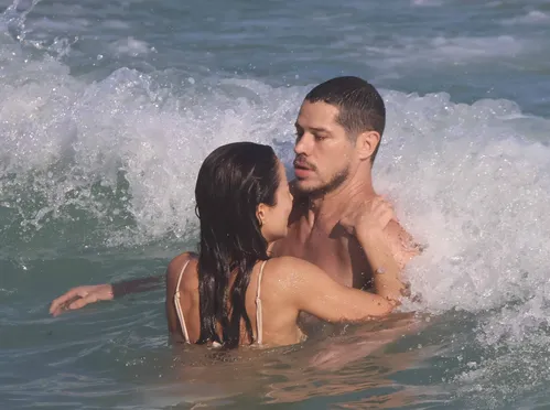 
					José Loreto e Fernanda Marques sobem a temperatura e curtem praia aos beijos
				
				