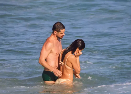 
					José Loreto e Fernanda Marques sobem a temperatura e curtem praia aos beijos
				
				