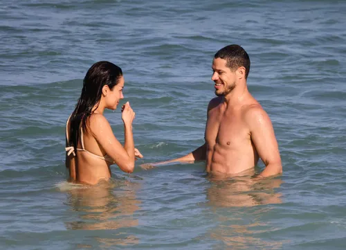 
					José Loreto e Fernanda Marques sobem a temperatura e curtem praia aos beijos
				
				