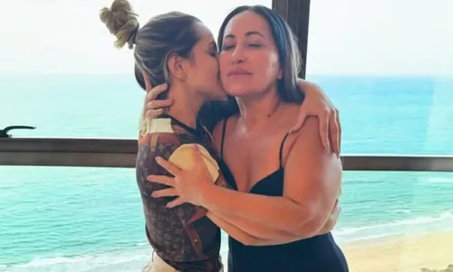
					Mãe de Deolane Bezerra detona amigos de influenciadora e faz desabafo de abandono: 'Ratos'
				
				