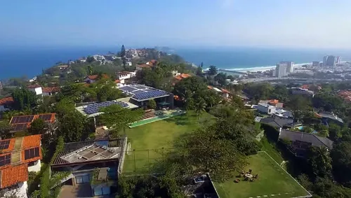 
					Mansão de R$ 250 milhões de Márcio Garcia à venda tem bunker, praia privativa e cinema que vira boate; veja fotos
				
				