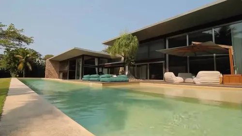 
					Mansão de R$ 250 milhões de Márcio Garcia à venda tem bunker, praia privativa e cinema que vira boate; veja fotos
				
				