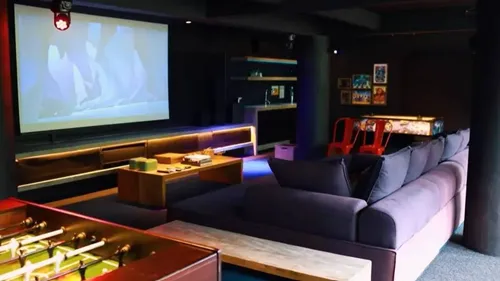 
					Mansão de R$ 250 milhões de Márcio Garcia à venda tem bunker, praia privativa e cinema que vira boate; veja fotos
				
				