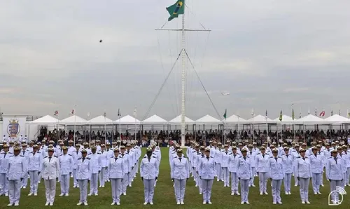 
					Marinha abre concurso na Bahia com salários iniciais de R$ 9 mil; veja como se inscrever
				
				