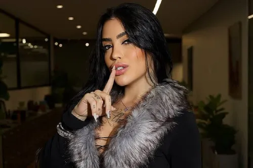 
					MC Mirella tem show cancelado em balada LGBTQIA+ após se assumir 'conservadora de direita'
				
				