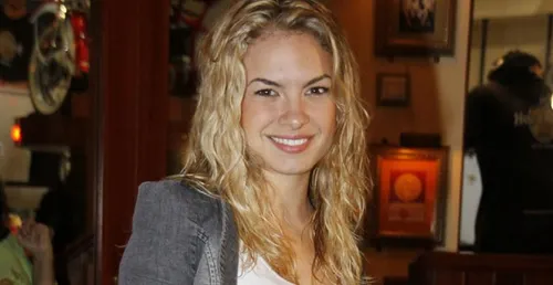 
					Famosos se despedem de Lua Blanco, de 'Rebelde', aos 39 anos: 'Sem acreditar'
				
				