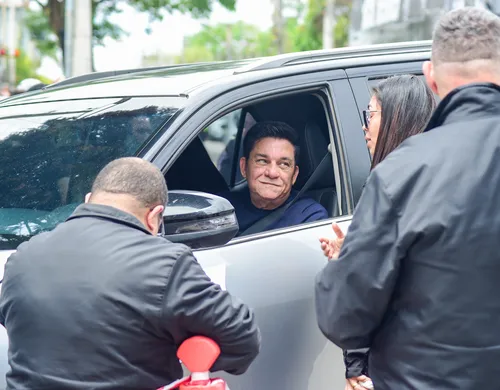 
					Morte de Rick: Zezé Di Camargo e mais famosos se despedem de cantor em velório
				
				