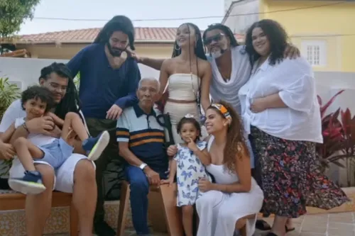 
					Não é só Juliano Cazarré: veja outros 6 famosos com mais de 6 filhos
				
				