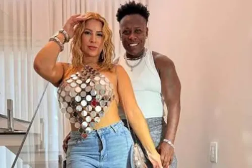 
					Cantora Neném, dupla de Pepê, é levada à delegacia ao ser flagrada dirigindo carro furtado
				
				