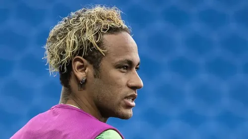 
					Neymar exibe 'novo rosto' e surpreende fãs; relembre mudanças de visual do jogador
				
				