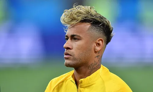 
					Neymar exibe 'novo rosto' e surpreende fãs; relembre mudanças de visual do jogador
				
				