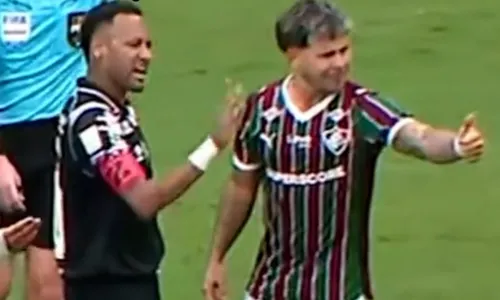 
					Neymar perde a linha com bandeirinha após dar empurrão em adversário: 'Fica quieto'
				
				