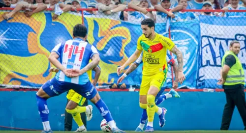 
					Paysandu denuncia xenofobia do Brusque após paralisação em jogo da Série C: 'Se comportar como ser humano'
				
				