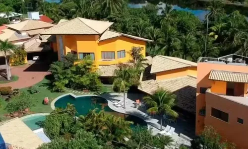 
					Piscina em formato de violão e boate: os detalhes da mansão de luxo de Netinho em destino paradisíaco na Bahia
				
				