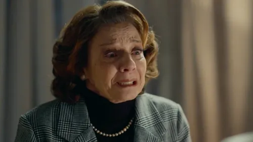 
					Quem Ama Cuida: Adriana tem ataque psicótico e destrói Diná
				
				