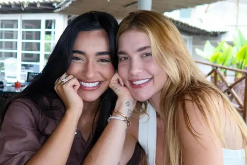 
					Quem é Duda Freire, melhor amiga de Virginia que correu da Grande Rio
				
				