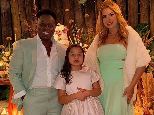 
					Nova namorada de Neném, dupla de Pepê, se declara e web alfineta cantora: 'Tempo inocentando a ex'
				
				