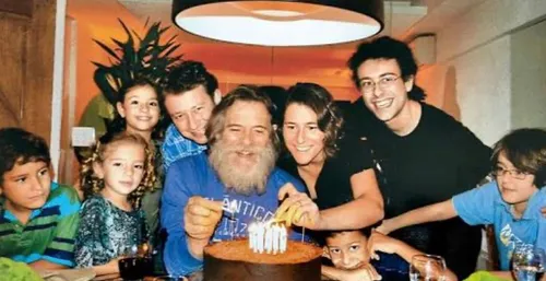 
					Quem é Carol Junger? Esposa de José de Abreu, 52 anos mais nova, vive sob críticas e é mais jovem que três filhos do ator
				
				