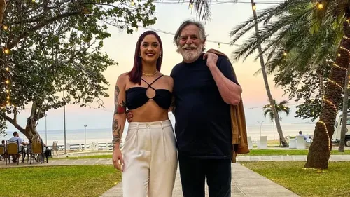 
					Quem é Carol Junger? Esposa de José de Abreu, 52 anos mais nova, vive sob críticas e é mais jovem que três filhos do ator
				
				
