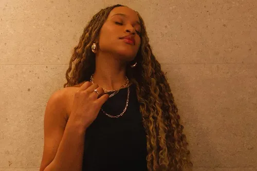 
					Rebeca Andrade exibe 'aliança gigante' e fãs apostam em compromisso com Gisele Paulino
				
				