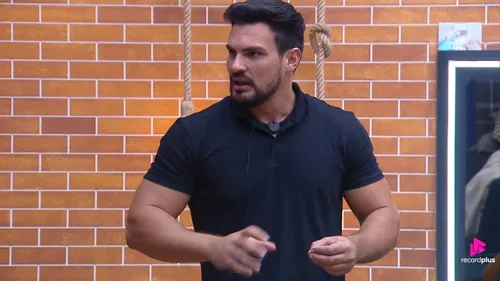 
					A Fazenda 18: Renê merece ficar para atormentar favorito; Thaíde tem 5 motivos para sair
				
				
