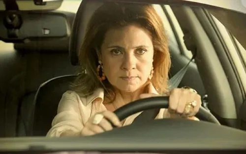 
					Resumo Avenida Brasil 15/09/2026: Carminha foge e sofre acidente
				
				