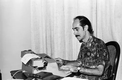
					Roque Santeiro: quem é o autor da novela, que volta para a Globo em 2026
				
				
