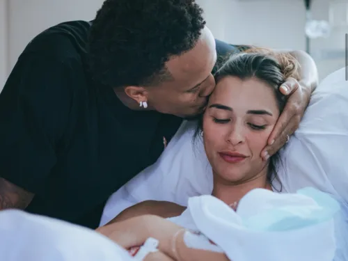 
					Tainá Militão e Éder Militão anunciam nascimento do herdeiro e mostram fotos; famosos celebram
				
				