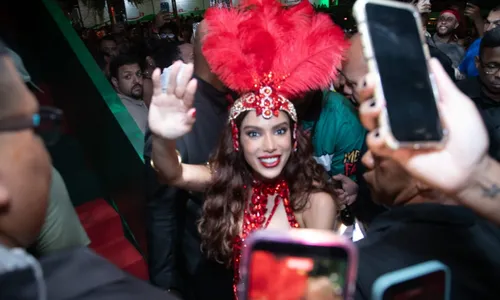 
					Veja a chegada de Anitta para virar rainha da Grande Rio; affair acompanha cantora
				
				