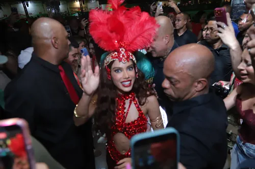 
					Veja a chegada de Anitta para virar rainha da Grande Rio; affair acompanha cantora
				
				
