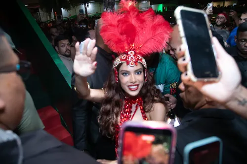 
					Veja a chegada de Anitta para virar rainha da Grande Rio; affair acompanha cantora
				
				