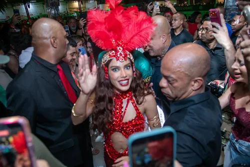 
					Veja a chegada de Anitta para virar rainha da Grande Rio; affair acompanha cantora
				
				