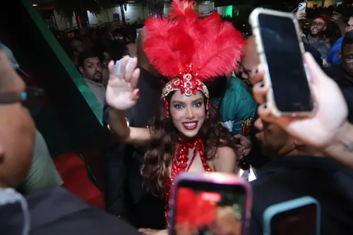 
					Veja a chegada de Anitta para virar rainha da Grande Rio; affair acompanha cantora
				
				