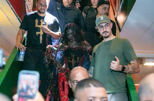 
					Veja a chegada de Anitta para virar rainha da Grande Rio; affair acompanha cantora
				
				
