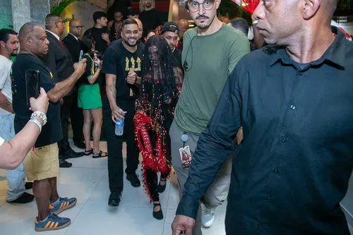 
					Veja a chegada de Anitta para virar rainha da Grande Rio; affair acompanha cantora
				
				