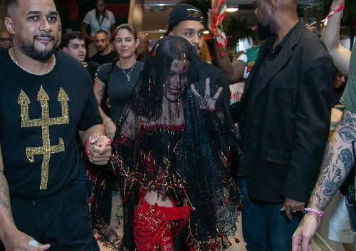 
					Veja a chegada de Anitta para virar rainha da Grande Rio; affair acompanha cantora
				
				