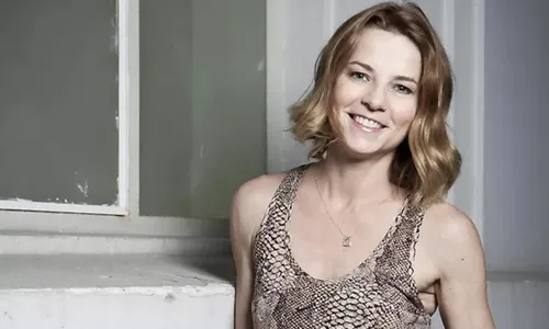 
					Vera Zimmermann expõe romance secreto e se declara para namorada diretora: 'Mulher que escolhi'
				
				