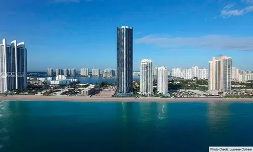 
					Zé Felipe mostra apartamento milionário em Miami com carro que sobe de elevador e piscina na varanda
				
				