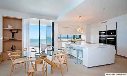 
					Zé Felipe mostra apartamento milionário em Miami com carro que sobe de elevador e piscina na varanda
				
				