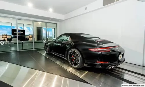 
					Zé Felipe mostra apartamento milionário em Miami com carro que sobe de elevador e piscina na varanda
				
				