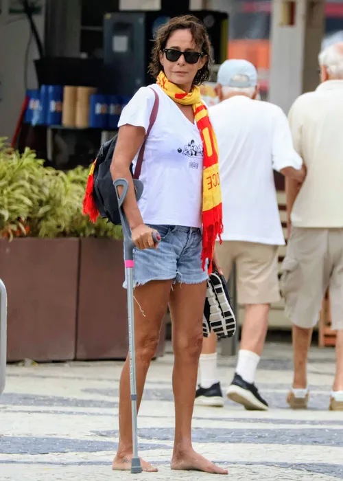 
					Andréa Beltrão surge de muletas em Copacabana após cirurgia; FOTOS
				
				