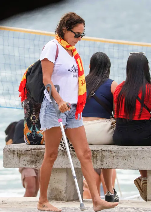 
					Andréa Beltrão surge de muletas em Copacabana após cirurgia; FOTOS
				
				