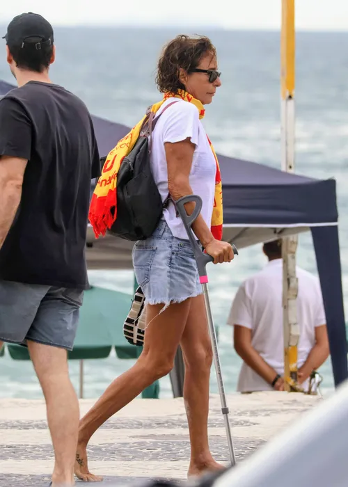 
					Andréa Beltrão surge de muletas em Copacabana após cirurgia; FOTOS
				
				