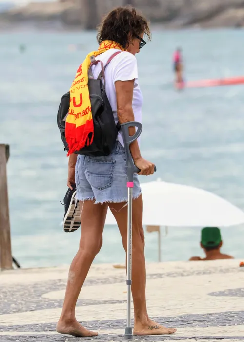 
					Andréa Beltrão surge de muletas em Copacabana após cirurgia; FOTOS
				
				