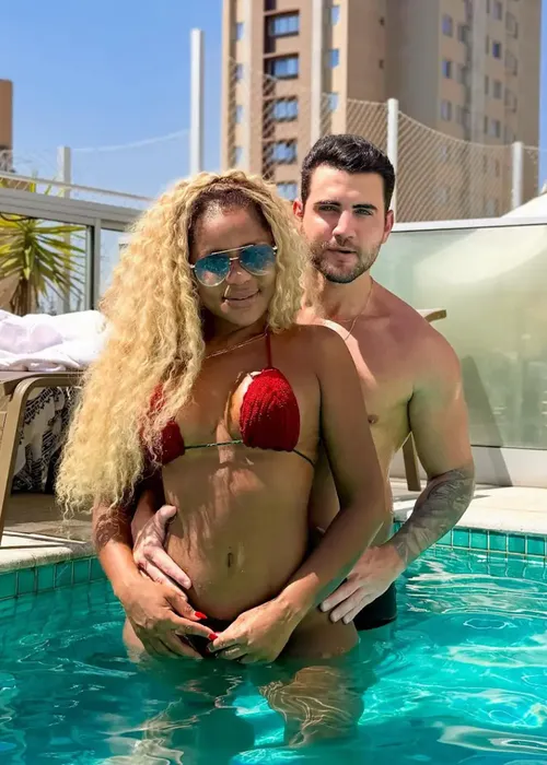 
					Cariúcha dá beijão em jornalista durante gravação do Superpop
				
				