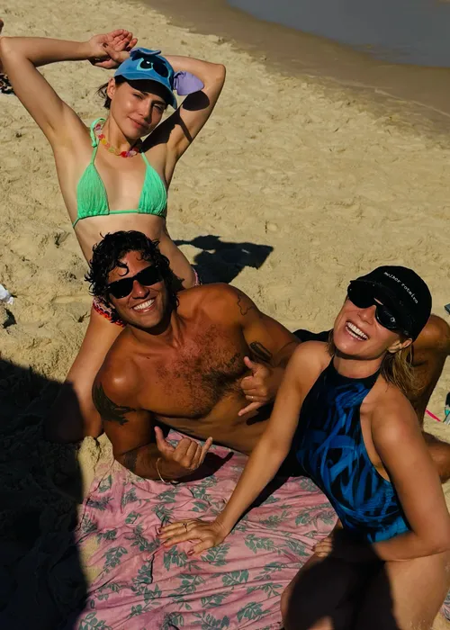 
					Estrelas de 'Quem Ama Cuida' curtem domingo juntinhos em praia; veja
				
				